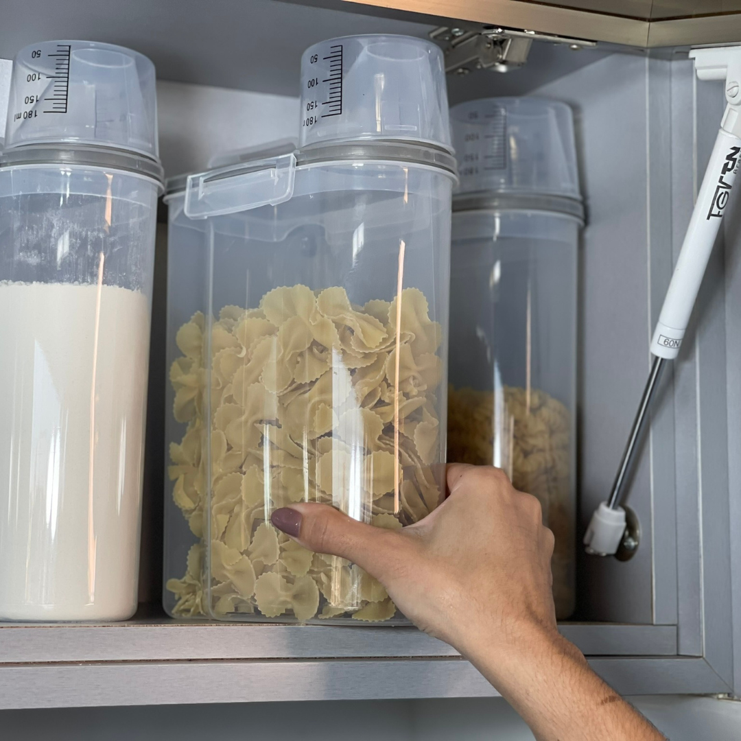 Pote Hermético Porta Mantimento com Copo Medidor de Plástico 2,5L